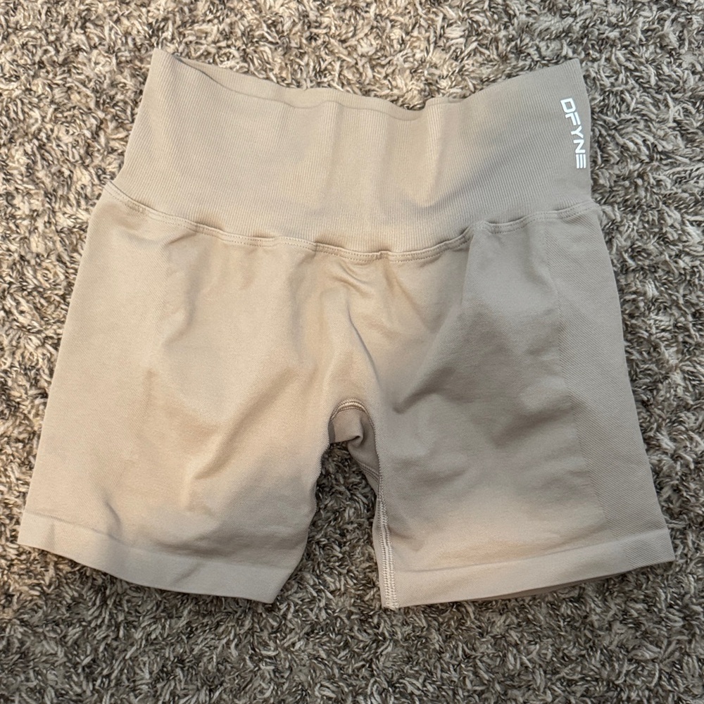 Seamless High-Waist Bike Shorts in Beige - DFYNE